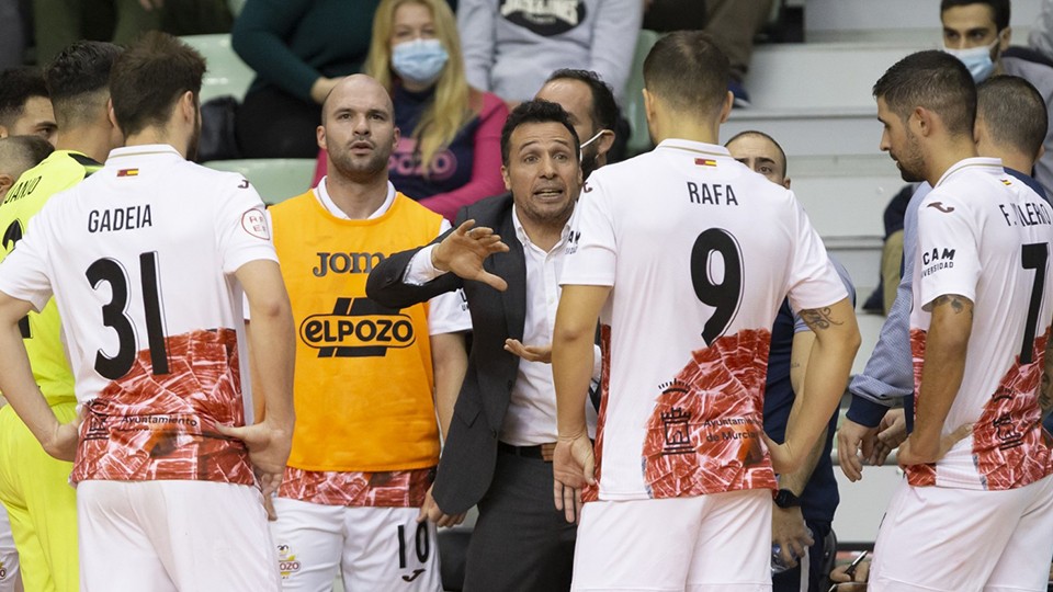 Diego Giustozzi, entrenador de ElPozo Murcia Costa Cálida, en un tiempo muerto.