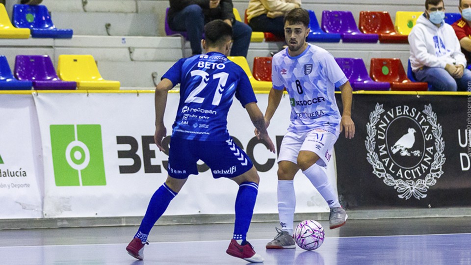 David Velasco, jugador de BeSoccer UMA Antequera, encara a un rival.