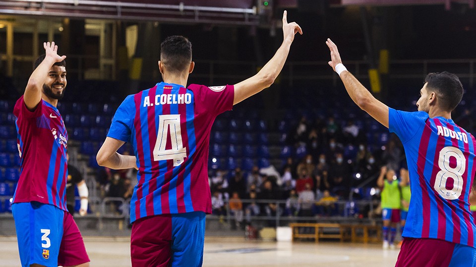 Los jugadores del Barça celebran un tanto.