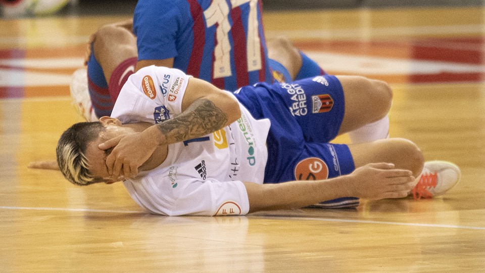 Ángel Claudino, jugador del Fútbol Emotion Zaragoza, se duele tras un golpe.