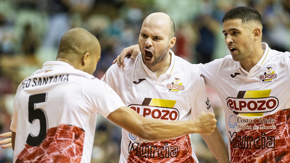 Los jugadores de ElPozo Murcia Costa Cálida celebran un tanto.