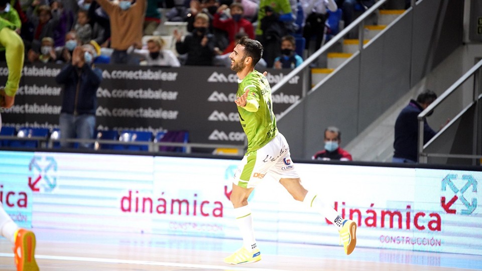 Eloy Rojas, jugador del Palma Futsal, celebra un gol.