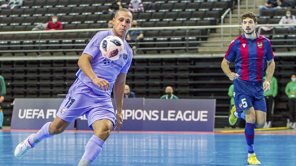 Ferrao, jugador del Barça, y Marc Tolrá, del Levante UD FS, durante un encuentro de la UEFA Futsal Champions League. (Foto: Evaldas Semiotas).