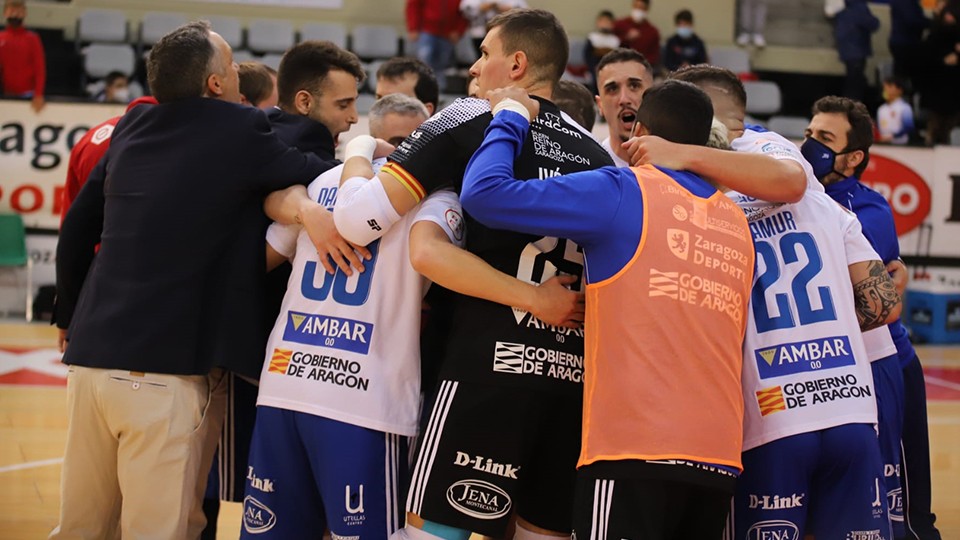 Los jugadores del Fútbol Emotion Zaragoza celebran el triunfo.