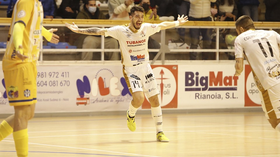 Los jugadores del Noia Portus Apostoli festejan un gol.