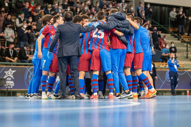 Jugadores y cuerpo técnico del Barça celebran su clasificación para la Final Four 2022