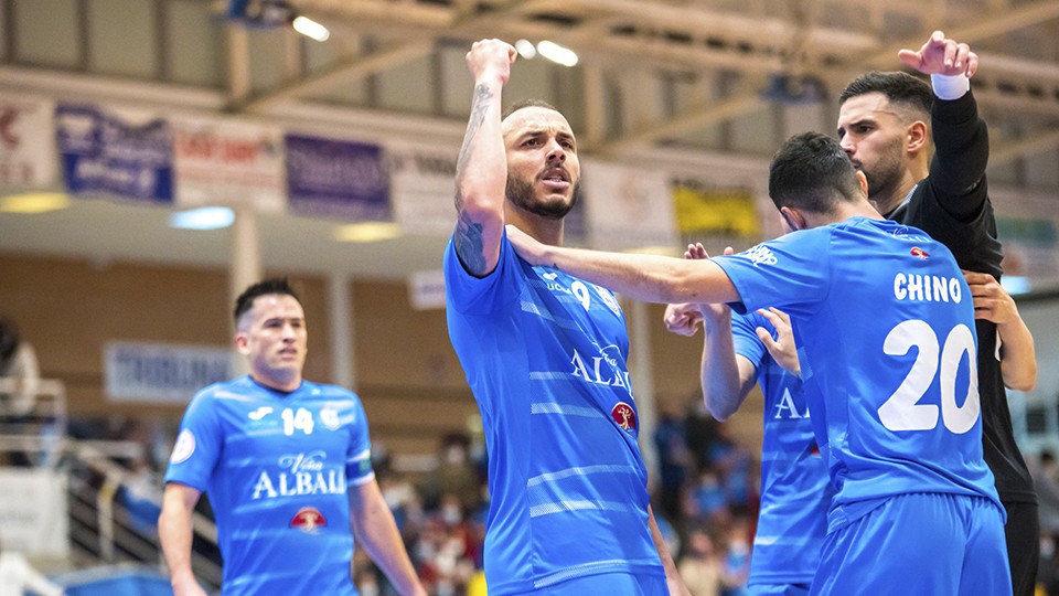 Los jugadores del Viña Albali Valdepeñas celebran un tanto. (Foto: ACP - FSV)