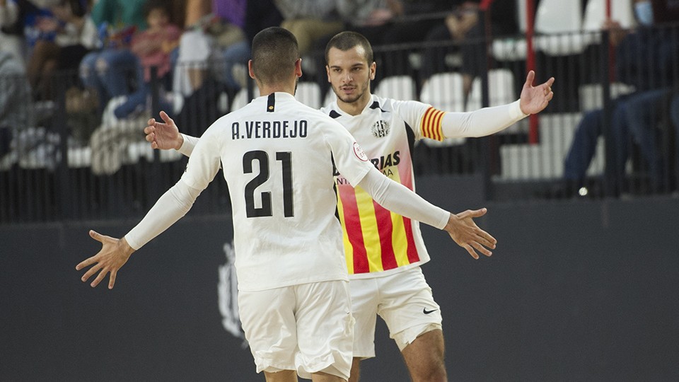 David Álvarez y Álex Verdejo celebran un gol de Industrias Santa Coloma.