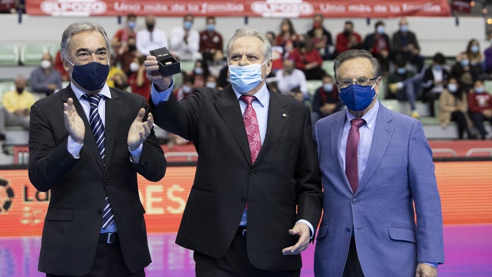 Javier Lozano, José Antonio Bolarin y Tomás Fuertes, durante la entrega.