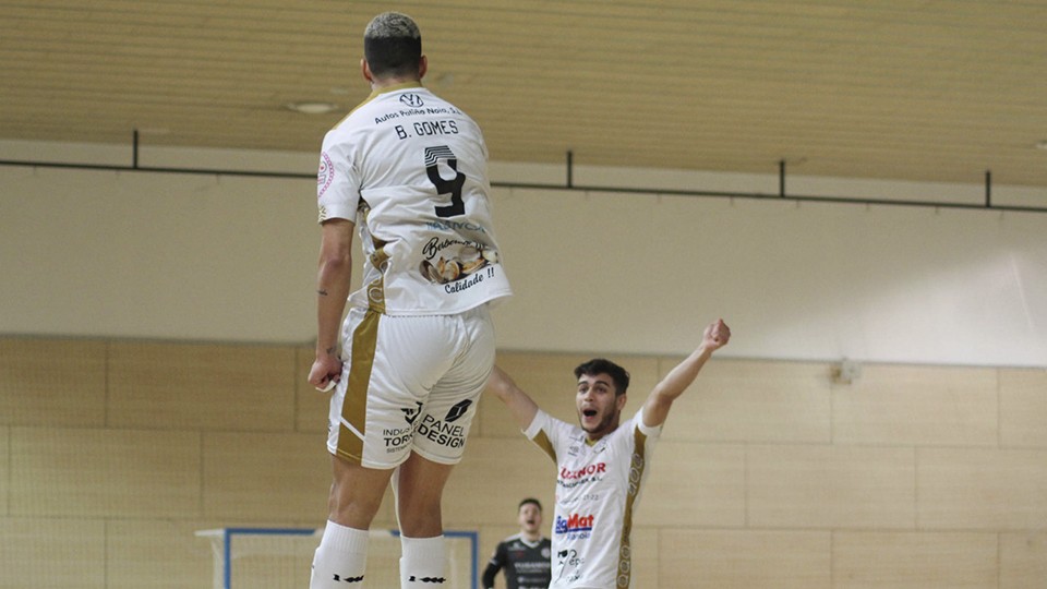 Los jugadores del Noia Portus Apostoli celebran un tanto.