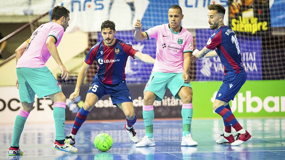 Dyego y Ferrao, del Barça, ante Rivillos y Marc Tolrá, del Levante UD FS.