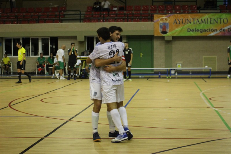 Los jugadores del BeSoccer CD UMA Antequera celebran un tanto