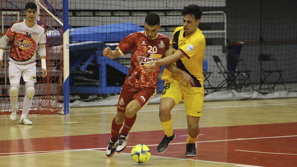 José Mario, jugador de ElPozo Murcia, ante Nico, del Barça B.
