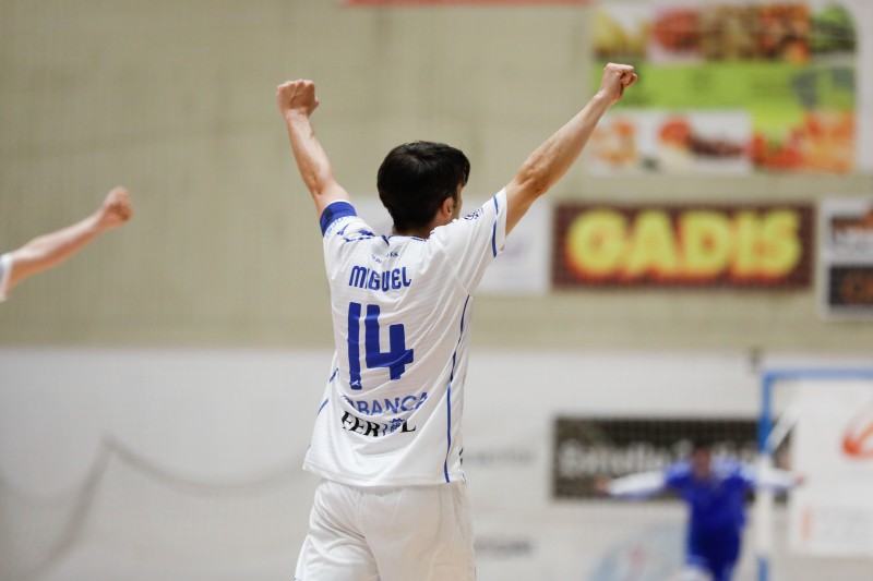 Miguel, O Parrulo Ferrol, celebra su gol