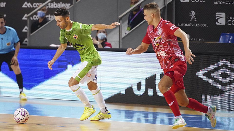 Eloy Rojas, jugador del Palma Futsal, ante Alberto García, de ElPozo Murcia Costa Cálida.