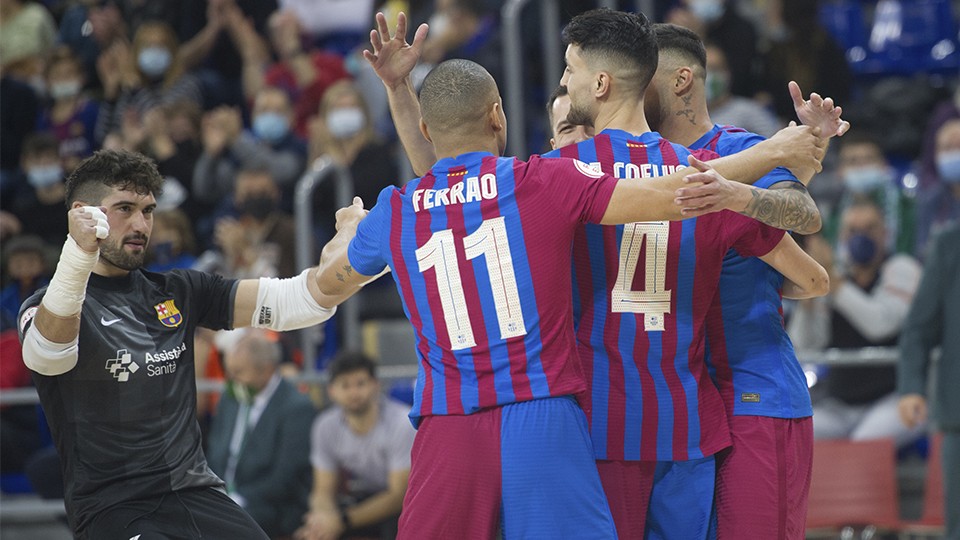 Los jugadores del Barça celebran un tanto.