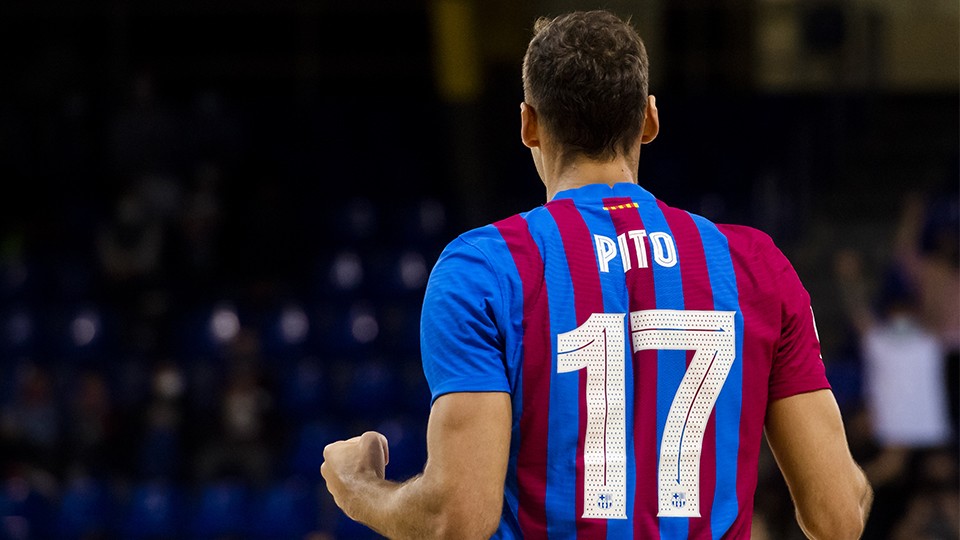 Pito festeja un tanto del Barça.