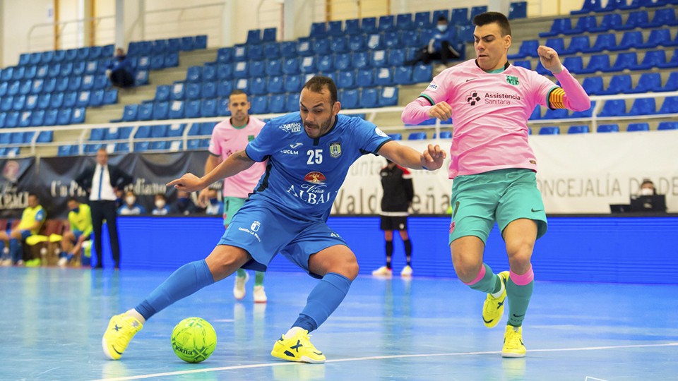 Matheus Preá, jugador de Viña Albali Valdepeñas, dispara ante Sergio Lozano, del Barça. (Foto: ACP-FSV)