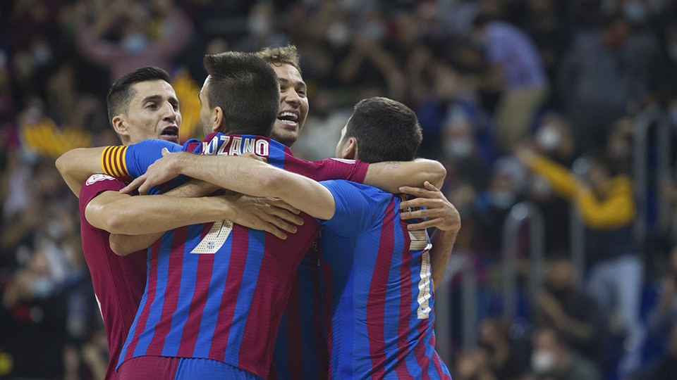 Los jugadores del Barça celebran un tanto.