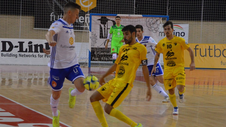 Víctor de Fútbol Emotion Zaragoza y R. Orzáez del Peñíscola FS disputan un balón