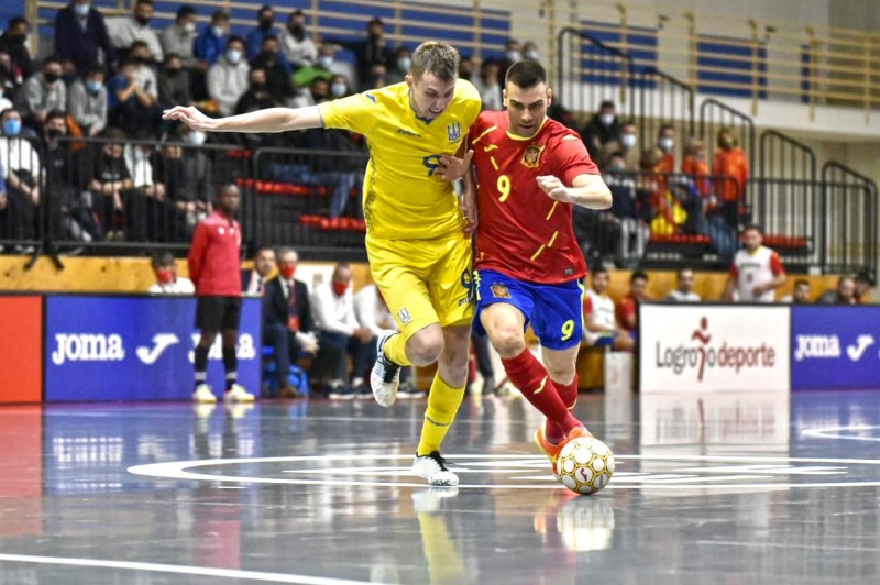 Sergio Lozanio pugna con un jugador de Ucrania en un partido amistoso de la Selección española