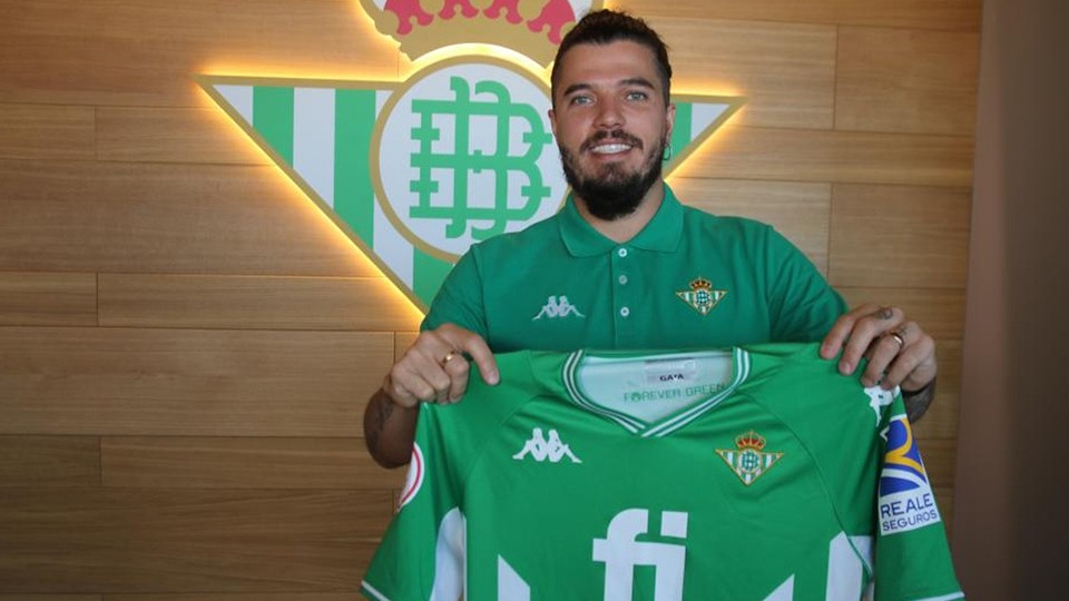 Jackson Van Riel posa con la camiseta del Real Betis Futsal.