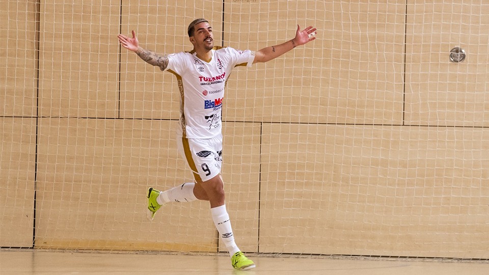 Bruno Gomes, jugador del Noia Portus Apostoli, celebra un gol.