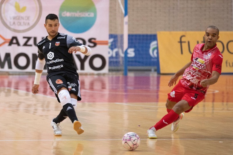 Dani Álvarez, portero del Fútbol Emotion Zaragoza, ante Leo Santana, de ElPozo Murcia