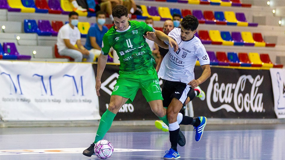 Ángel Ramírez, jugador del BeSoccer CD UMA Antequera, protege el balón ante Anuar, de la Unión África Ceutí.