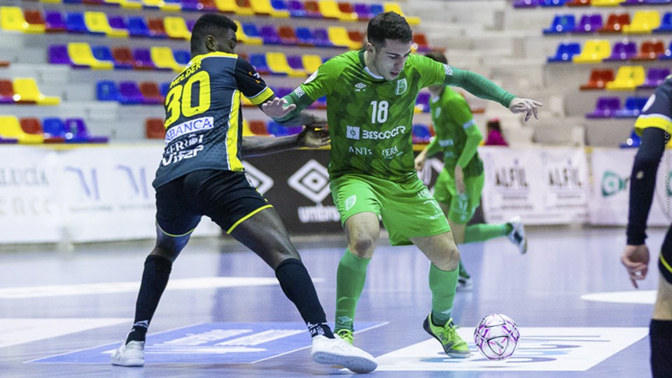 Pablo Ramírez, jugador del BeSoccer CD UMA Antequera, ante Hélder, de O Parrulo Ferrol.