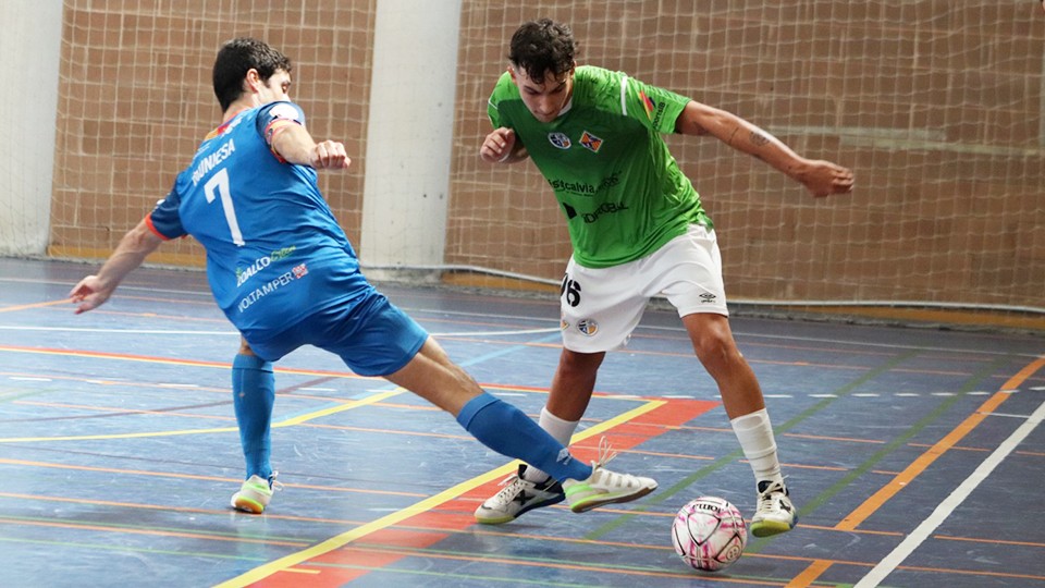 Álex Naranjo, jugador del Visit Calvià Hidrobal, ante Muniesa, del Full Energía Zaragoza.