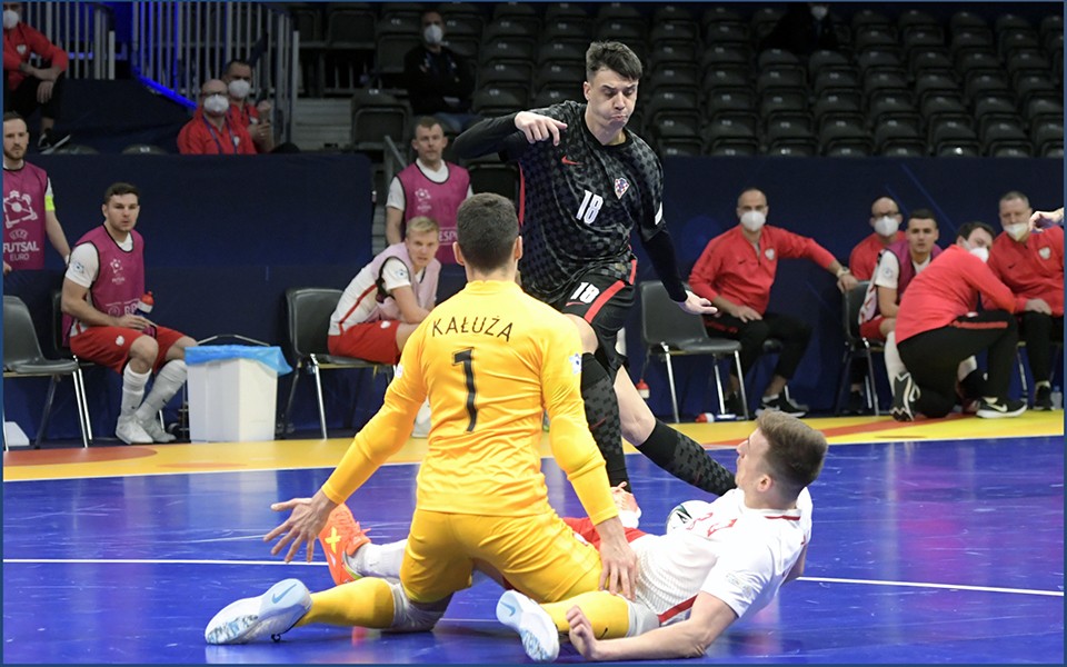 El croata Horvat encara a los polacos Madziąg y Kaluza para anotar un sensacional gol de rabona. Foto: UEFA