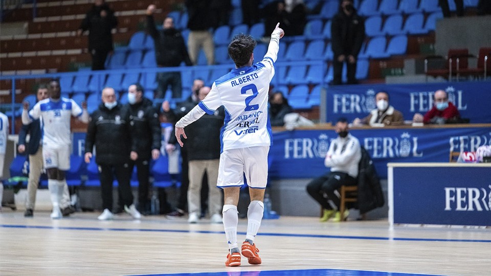 Alberto celebra un tanto de O Parrulo Ferrol. (Foto: Ismael Miján / MijanPhoto)