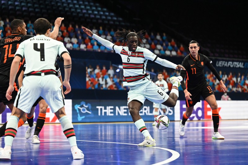 Zicky Té, pívot de Portugal dispara a portería en el partido ante Holanda. Foto: UEFA