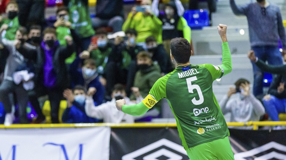 Miguel festeja un gol del BeSoccer CD UMA Antequera.