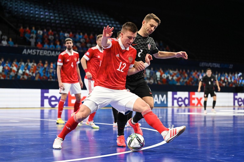 Chishkala, de Rusia, frente a Matosevic, de Croacia, durante el Campeonato de Europa. Foto: UEFA
