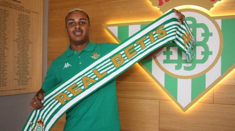 Alisson `posa con la bufanda del Real Betis Futsal.