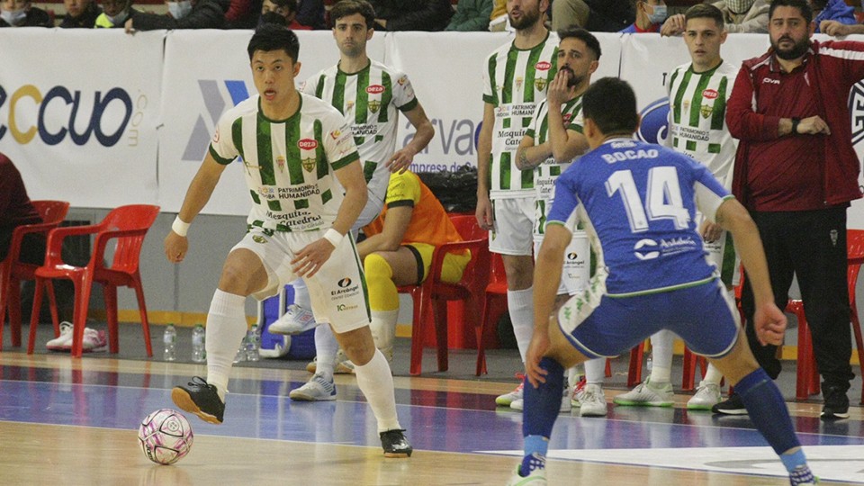 Shimizu, del Córdoba Patrimonio, controla un balón ante Bocao, del Real Betis Futsal