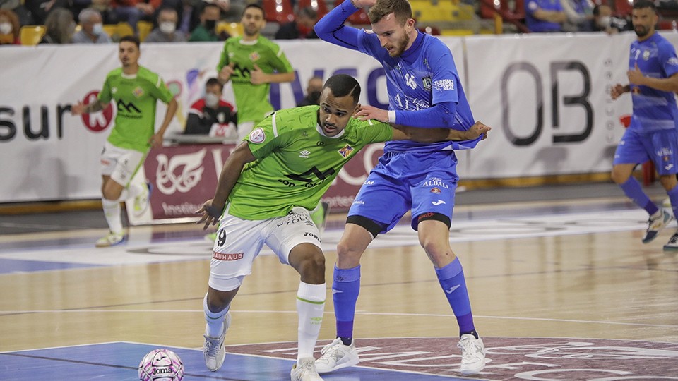 Higor, del Palma Futsal, pugna por el balón con Sergio González, de Viña Albali Valdepeñas