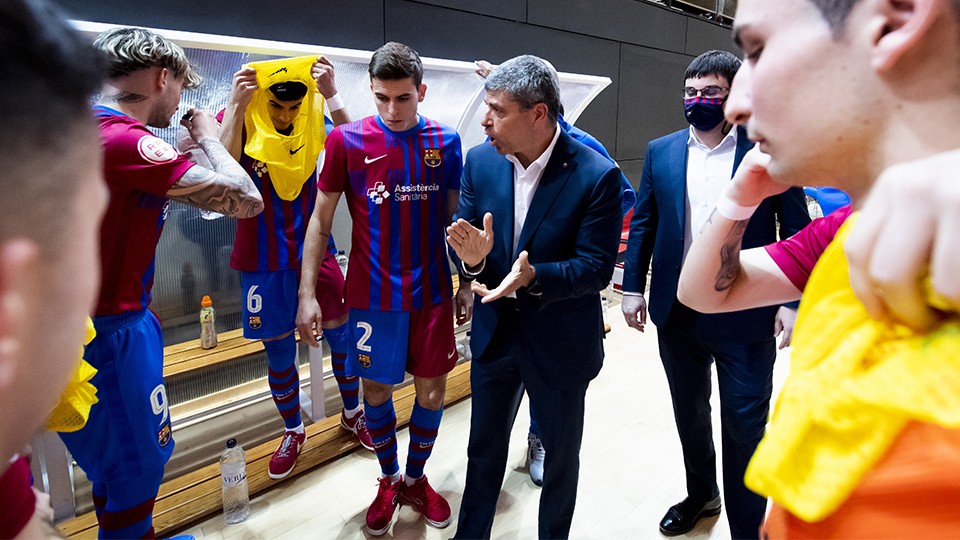 Xavi Closas, entrenador del Barça B, da instrucciones a sus jugadores.