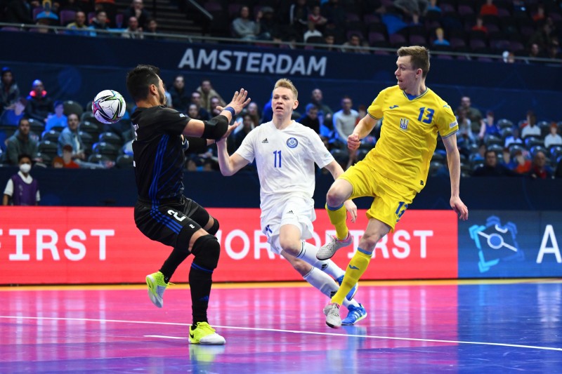 El ucraniano Korsun bate al portero de Kazajistán, Leo Higuita en el Europeo. Foto: UEFA