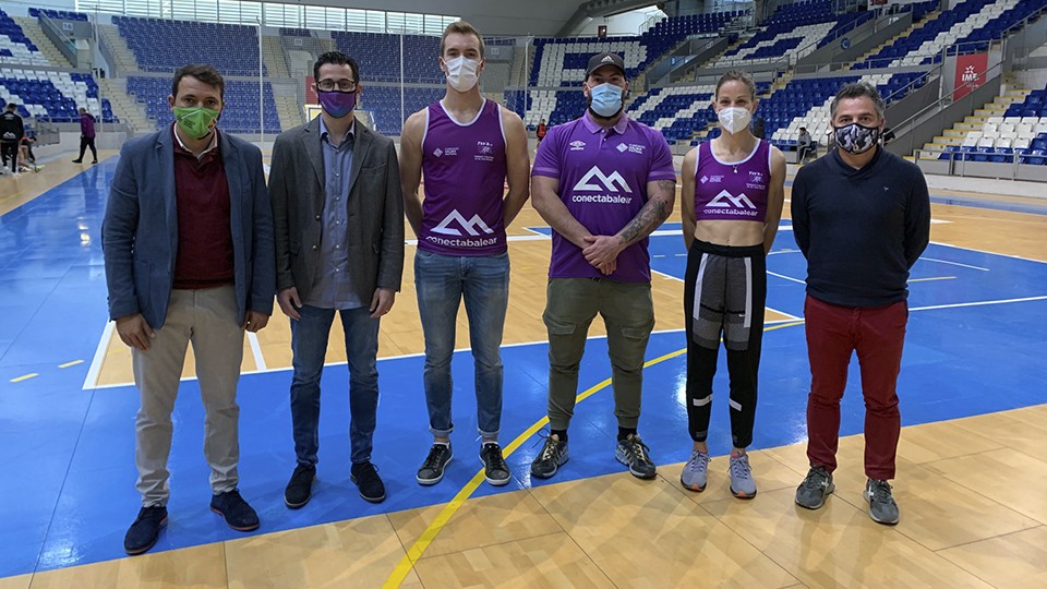 José Tirado, Joan Miquel Durán, David Abrines, José Ángel Pinedo, Natalia Romero y Biel Gili posan en la pista de Son Moix.