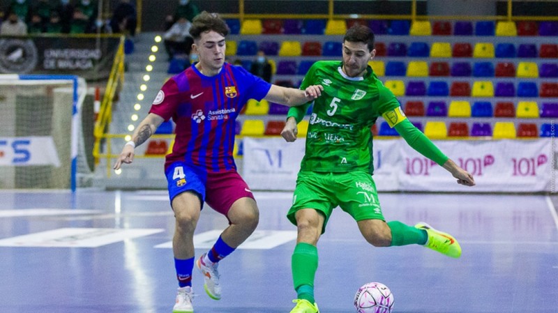 Miguel Conde, jugador del BeSoccer UMA Antequera, golpea un balón ante Carrasco, del Barça B (Fotografía: iso100photopress)