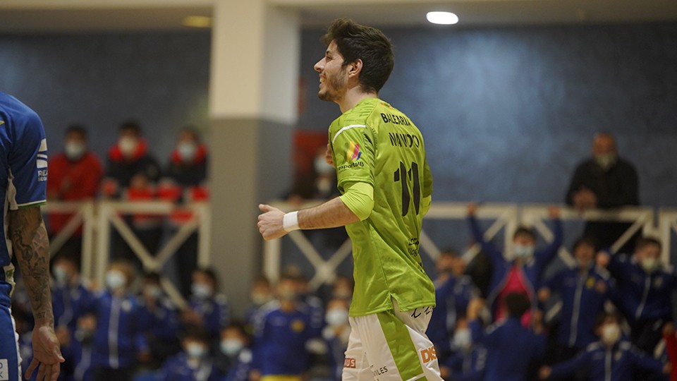 Nando Torres celebra un tanto del Palma Futsal.