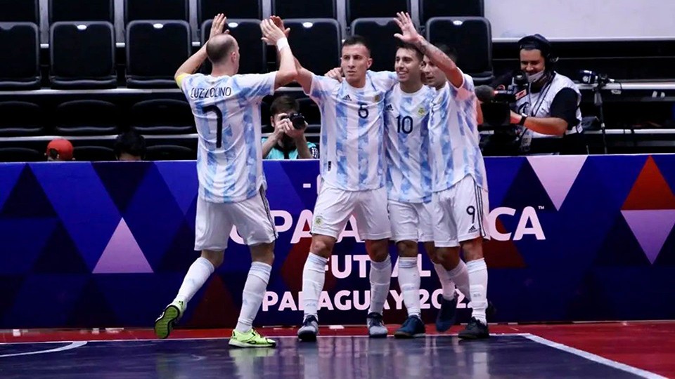 Cuzzolino, Rescia, Vaporaki y Borruto celebran el triunfo de Argentina en la Copa América
