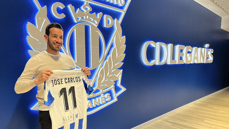 José Carlos posa con la camiseta del CD Leganés FS.