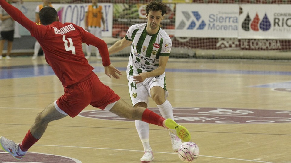 Pablo del Moral, jugador del Córdoba Patrimonio, ante Uri Santos, de Industrias Santa Coloma.