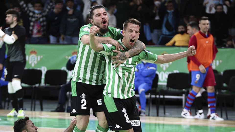 Los jugadores del Real Betis Futsal celebran un tanto.