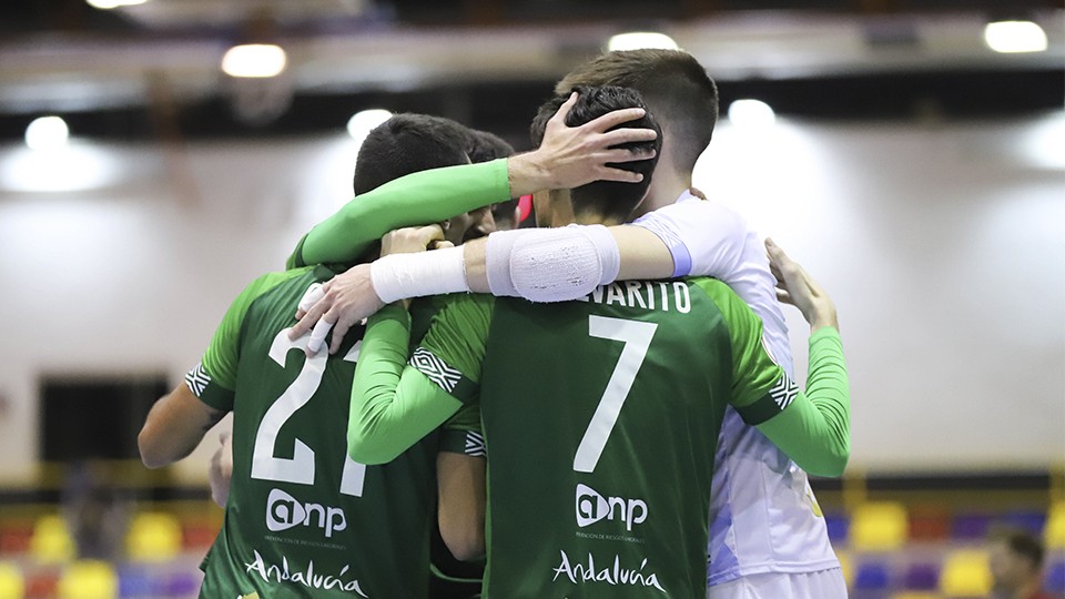 Los jugadores del BeSoccer CD UMA Antequera celebran un gol.