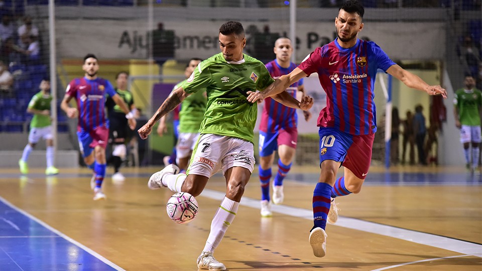 Mancuso, jugador del Palma Futsal, ante Esquerdinha, del Barça.